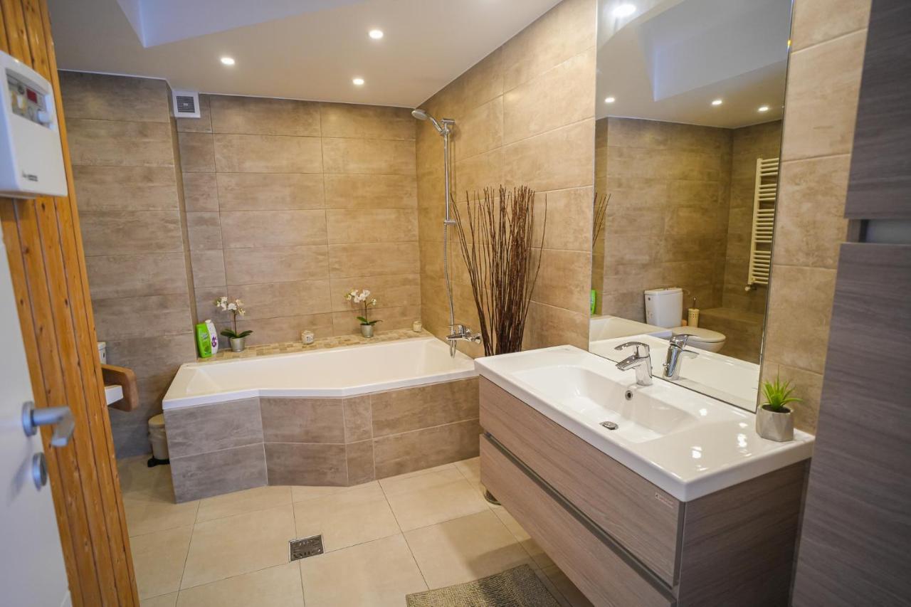 בוקרשט Penthouse With Huge Rooftop & Amazing City View מראה חיצוני תמונה